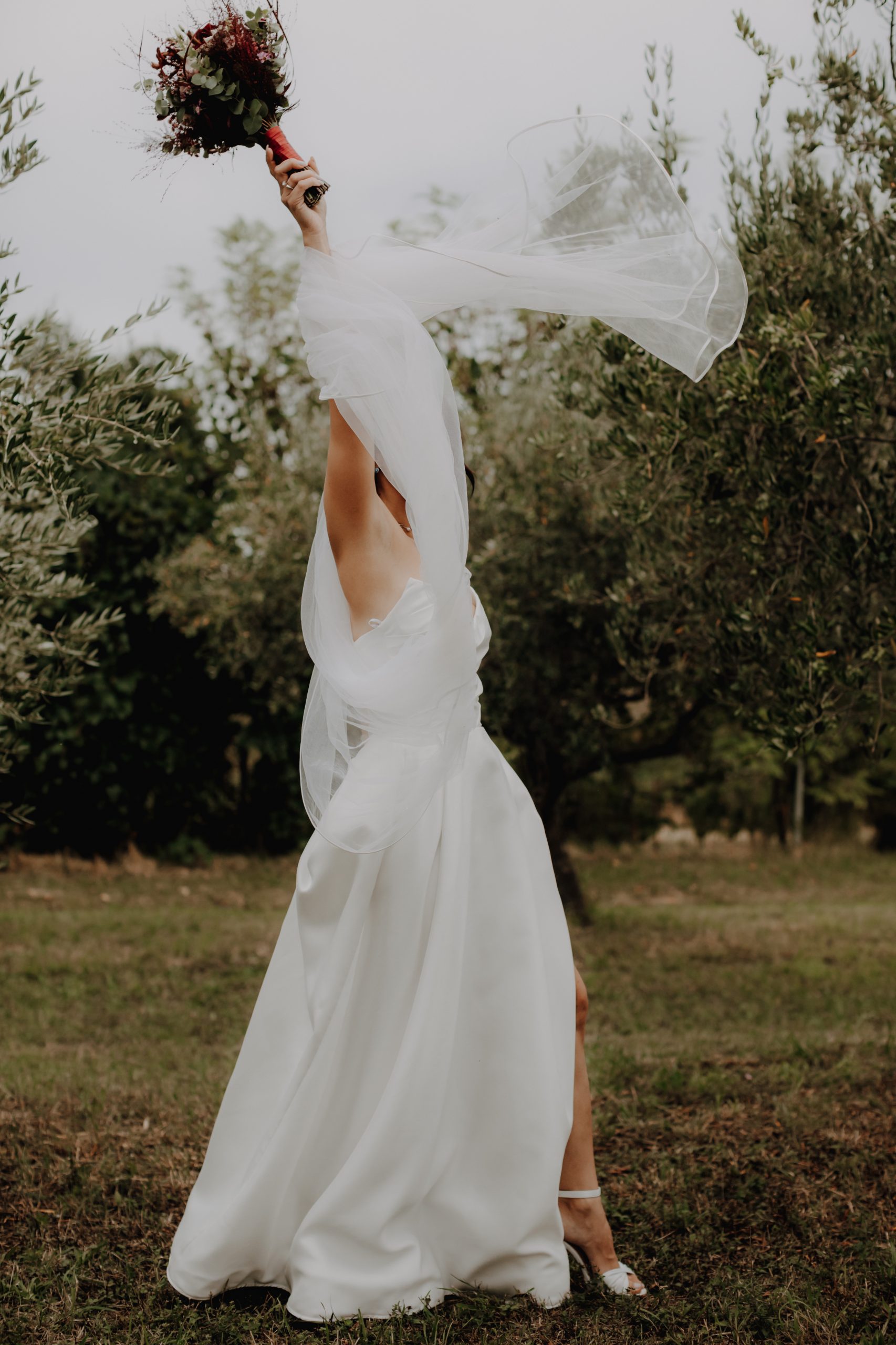 Wedding Experience IN STUDIO 5 Noelle s crvenim vjenčanim buketom u Bujama na imanju Morgan