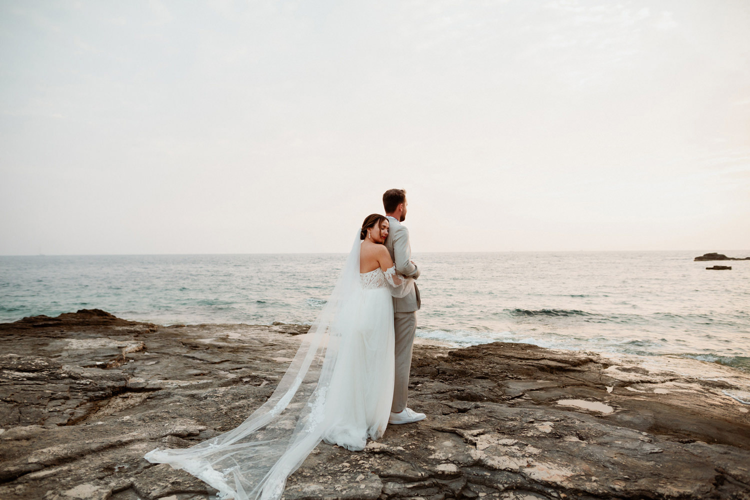 FOTO 47 Bride and groom by the Adriatic sea during a destination wedding in Croatia